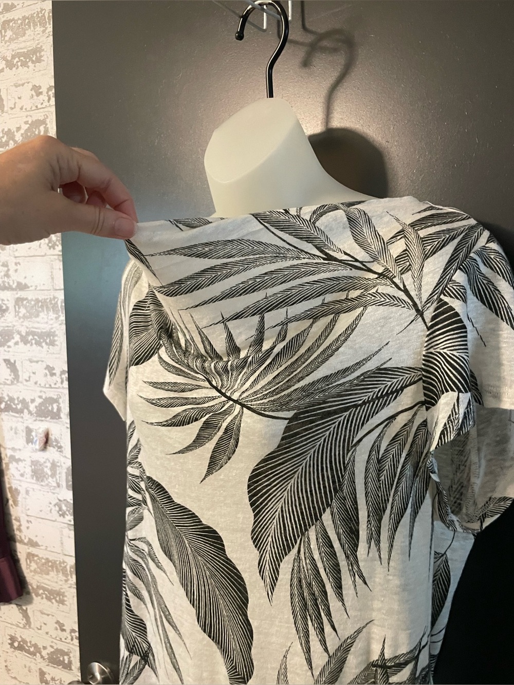 Tahari 100% Linen Tropical Leaf Print Cowl Neck Top Black White Relaxed Fit - Picture 4 of 7